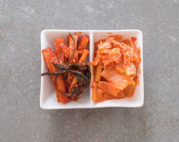 Repollo chino, calamares y rábano kimchi