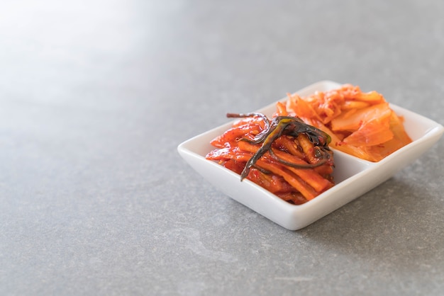 Repollo chino, calamares y rábano kimchi