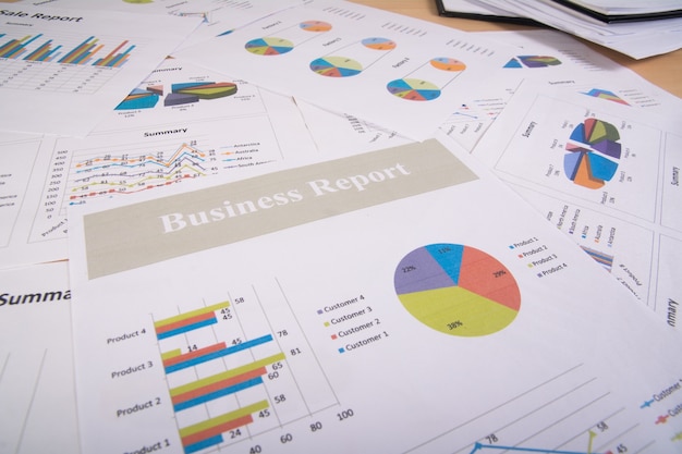 Reporte de negocios. Gráficos y gráficos. Informes de negocios y montón de documentos. Concepto de negocio.