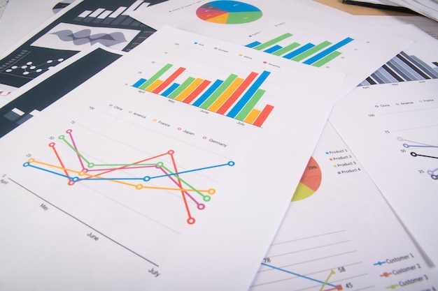 Reporte de negocios. Gráficos y gráficos. Informes de negocios y montón de documentos. Concepto de negocio.