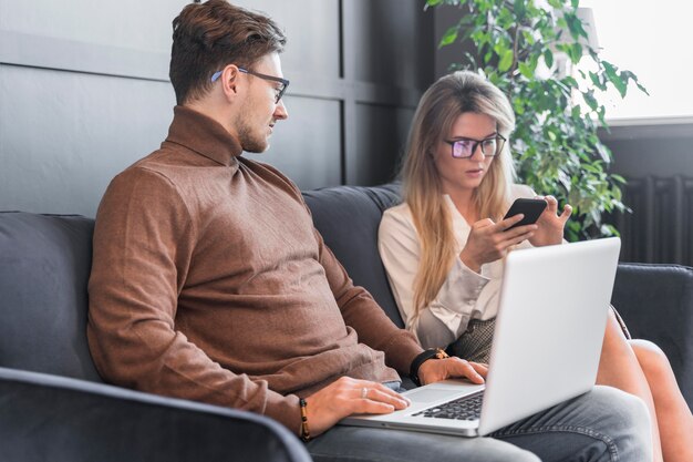 Reporteros de periodismo trabajando