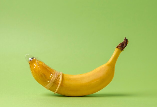 Representación abstracta de la salud sexual con plátano