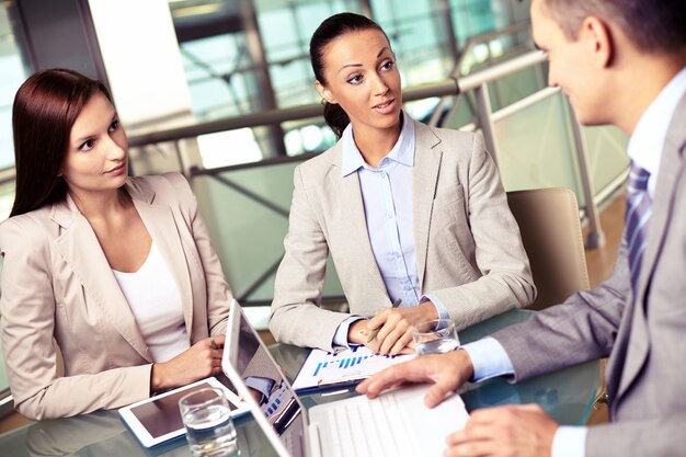 Representante de ventas en una reunión con su manager