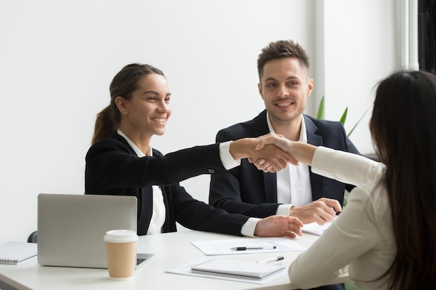 Representantes de Recursos Humanos saludan positivamente a candidata de trabajo femenino