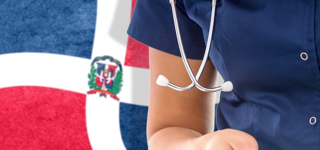 Foto gratuita república dominicana bandera doctora con estetoscopio, sistema nacional de salud