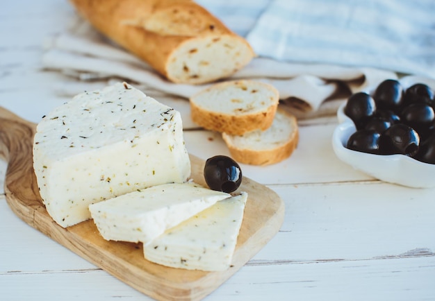 Requesón con baguette y aceitunas