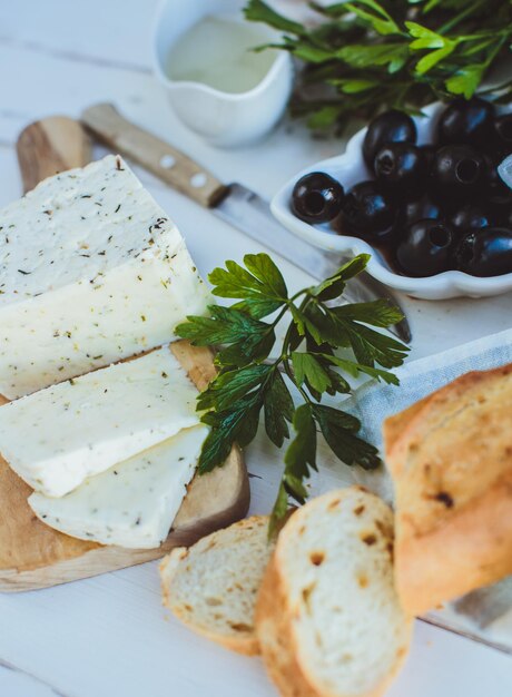 Requesón con baguette y aceitunas