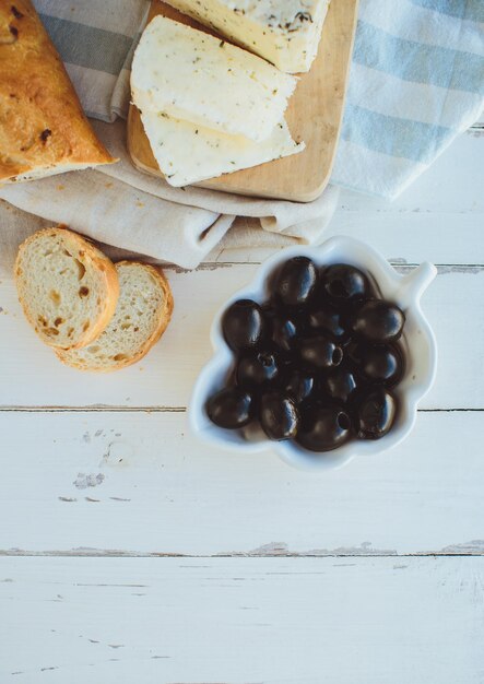 Requesón con baguette y aceitunas