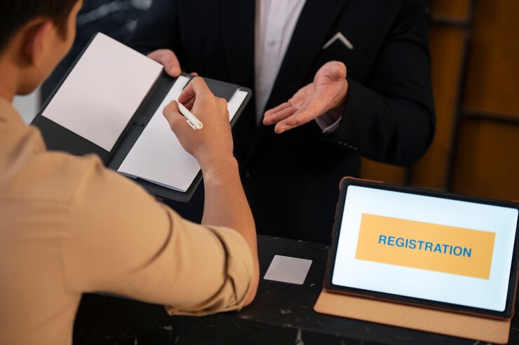 Photo Gratis resepsionis hotel sedang bekerja