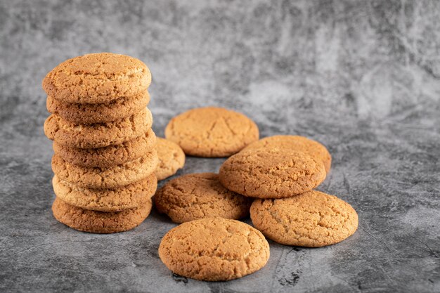 Una reserva de galletas de avena sobre hormigón gris.