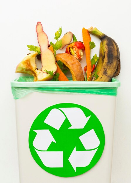 Residuos de alimentos sobrantes en una papelera de reciclaje
