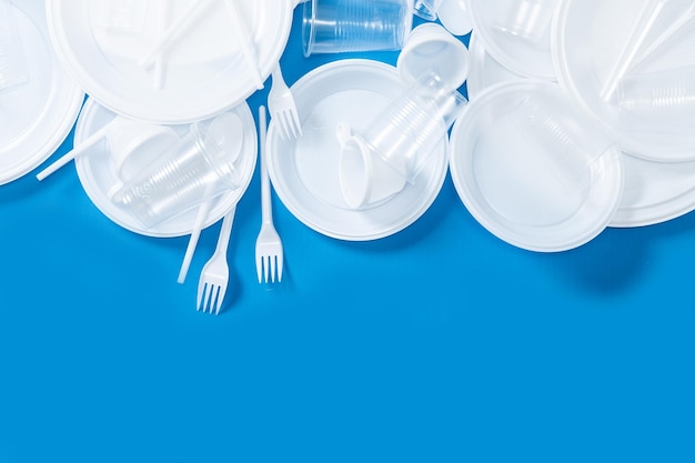 Foto gratuita residuos de plástico desechables sobre fondo azul.