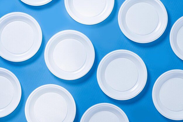 Residuos de plástico desechables sobre fondo azul.