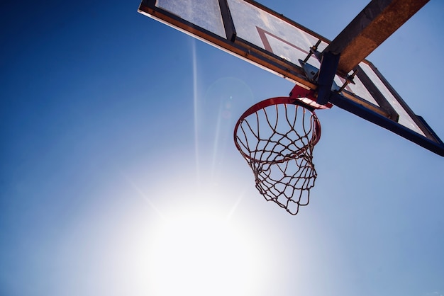 Respaldo de baloncesto con cielo azul