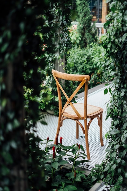 respaldo de silla en jardin