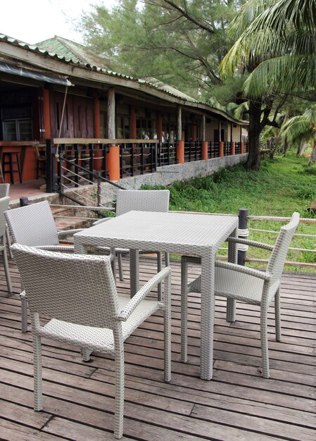 Restaurante al aire libre con mesas y sillas en el resort