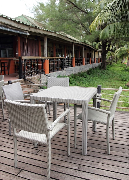 Restaurante al aire libre con mesas y sillas en el resort