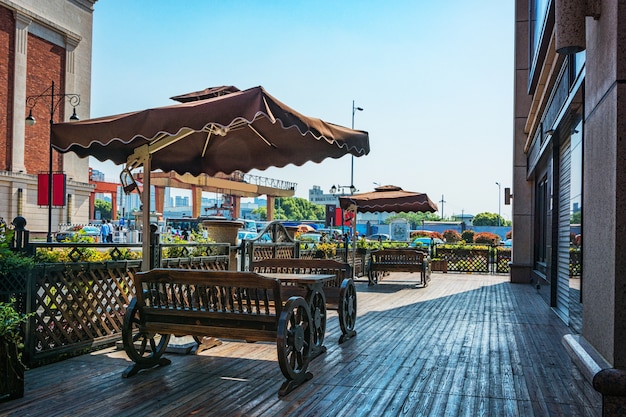 Foto gratuita restaurante de la calle en el casco antiguo, regensburg, alemania