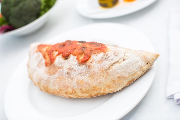 Foto gratuita restaurante calzone de pan italiano