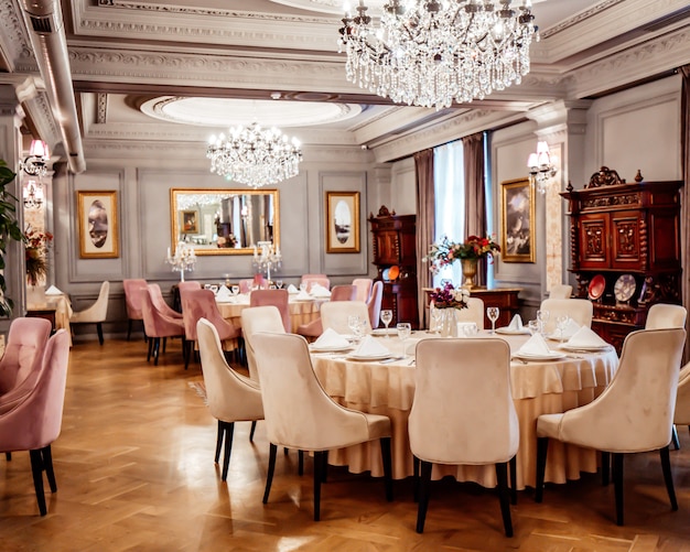 Restaurante clásico de lujo con mesas y sillas.