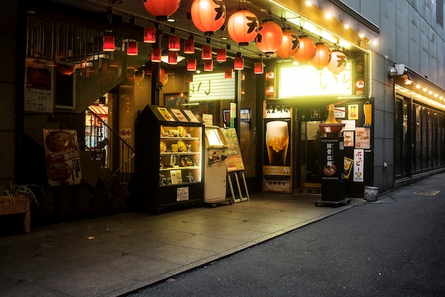 Restaurante de comida callejera japonesa con letreros luminosos