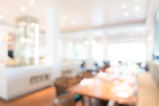 Restaurante desenfocado con una mesa de madera en el medio