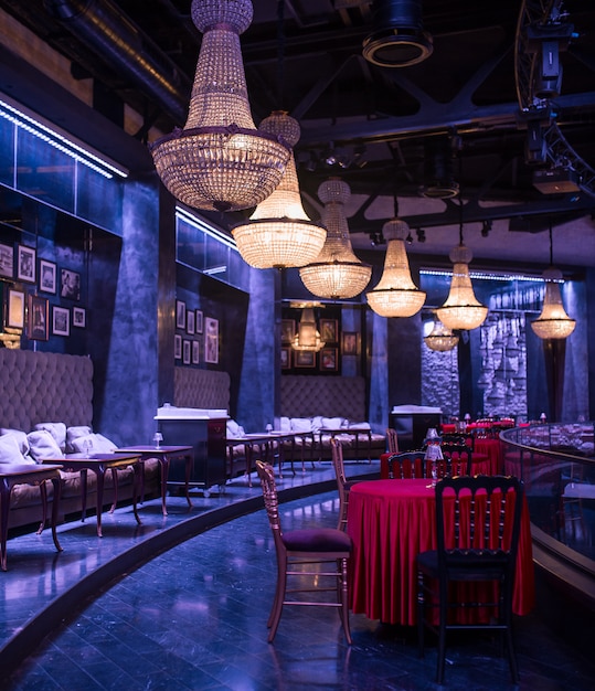 Restaurante de diseño de interiores de lujo en un rayo oscuro.