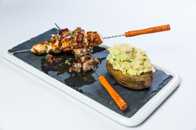 Restaurante de entrega de comida sana, ensalada, segundo plato o primer plato sobre superficie blanca