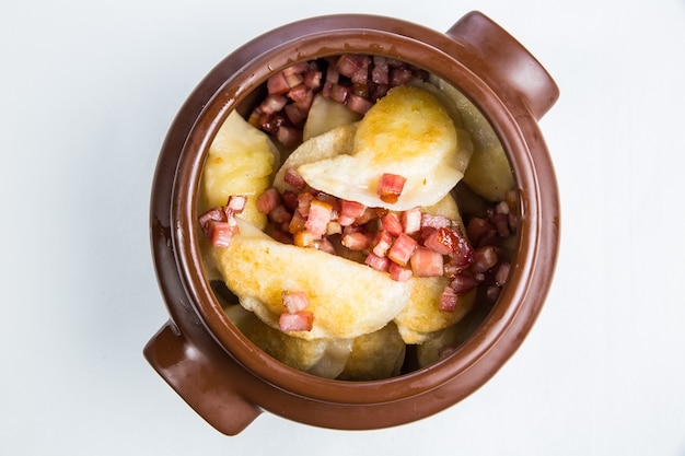 Restaurante de entrega de comida sana, ensalada, segundo plato o primer plato sobre superficie blanca