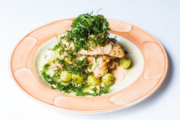 Restaurante de entrega de comida sana, ensalada, segundo plato o primer plato sobre superficie blanca