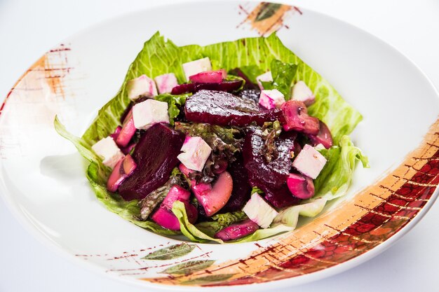 Restaurante de entrega de comida sana, ensalada, segundo plato o primer plato sobre superficie blanca