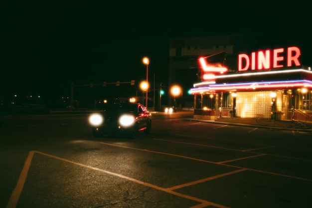 Restaurante iluminado en la ciudad por la noche.