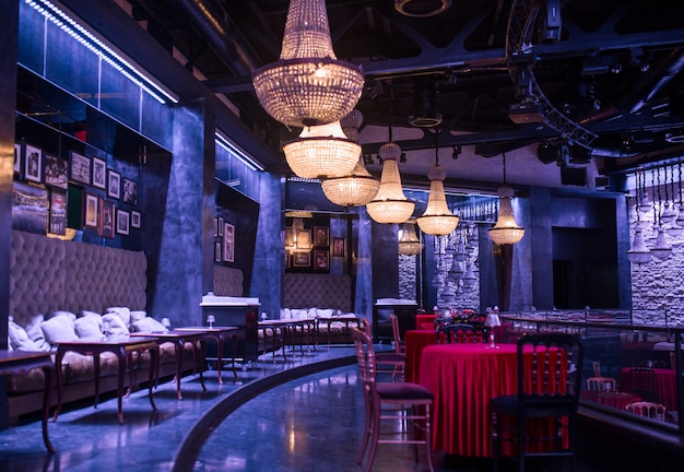 Restaurante de lujo, bar interior con candelabros y muebles.