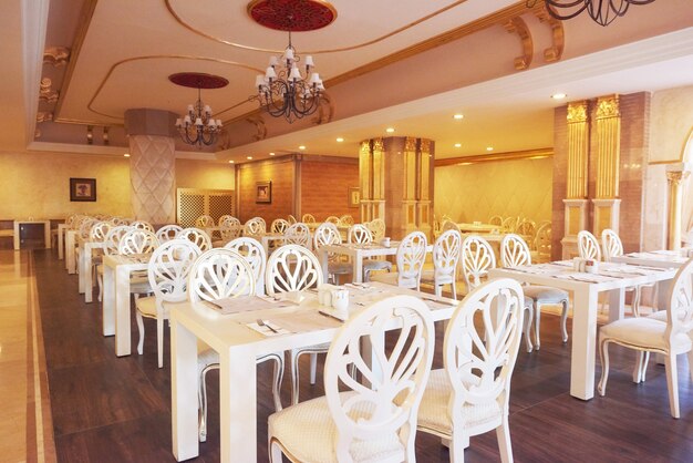 Restaurante de lujo nuevo y limpio en estilo europeo. Amara Dolce Vita Hotel de lujo. Recurso. Tekirova-Kemer. pavo