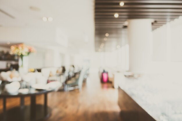 Restaurante luminoso con suelo de madera