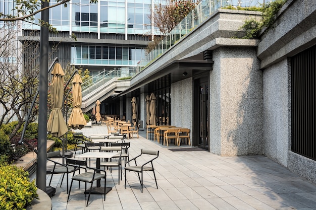 Restaurante con mesas y sillas en la calle