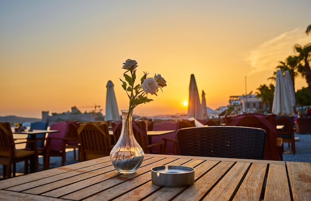 Restaurante en la playa por la noche