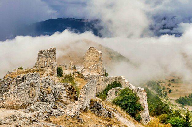 Restos de un edificio rodeado por la niebla que desciende de las montañas