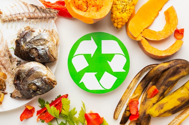 Foto gratuita restos de pescado cocido y otro símbolo de reciclaje de alimentos sobrantes