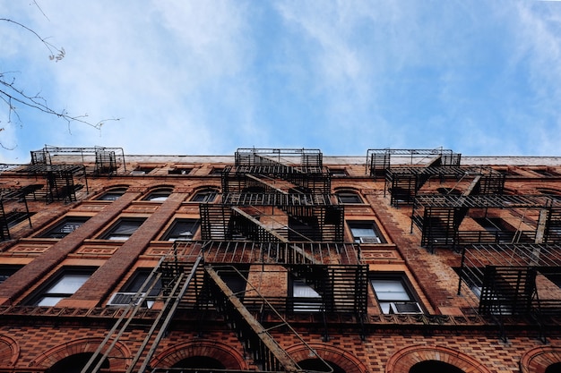 Resultado de ángulo bajo de un complejo de apartamentos con escalera de emergencia de metal en el lateral