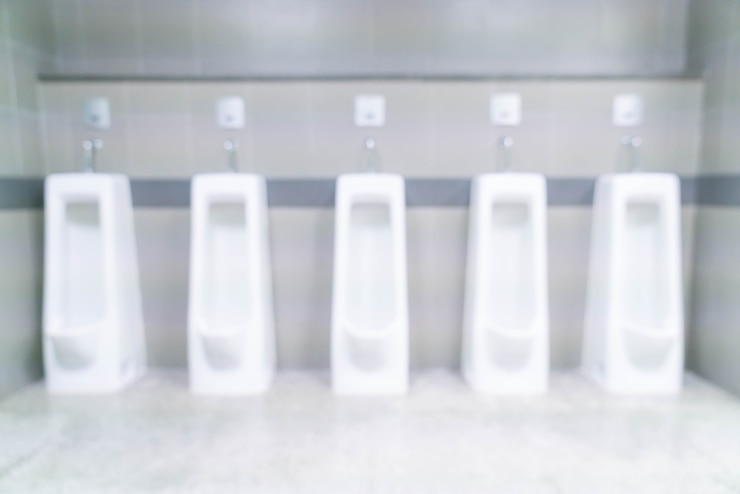 Foto gratuito resumen borrosa hombres de baño