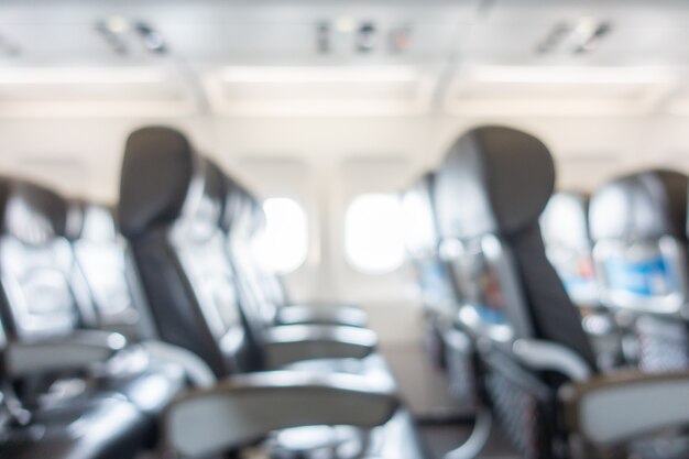Resumen borroso y asiento desenfocado en el interior del avión