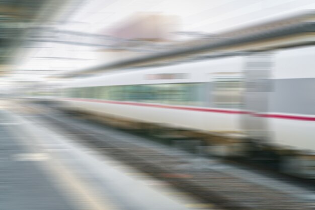 Resumen borroso de tren que tira en la estación de tren.