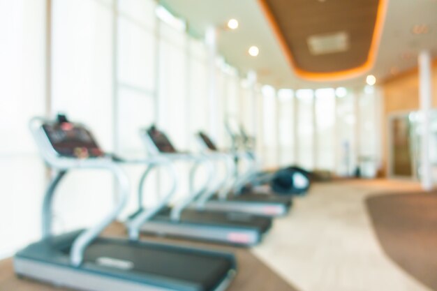 Resumen desenfoque y desenfoque equipos de fitness en el interior de la sala de gimnasio