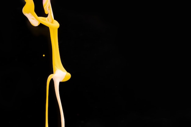 Resumen forma acrílica amarilla en agua con espacio de copia