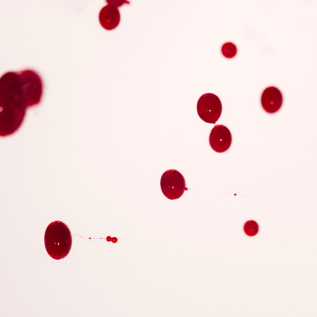 Resumen de gotas de tinta roja con fondo desenfocado