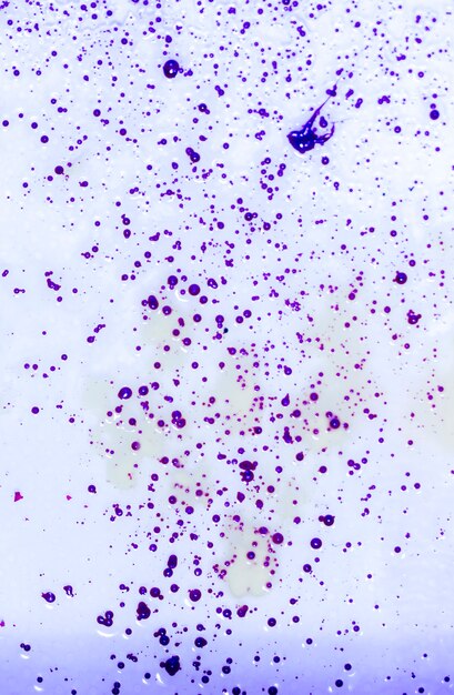 Resumen manchado con gotas púrpuras abstracto