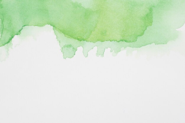 Resumen manchas verdes de pinturas sobre papel blanco.