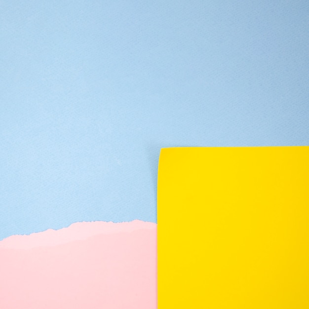Resumen post-it amarillo y rosa con fondo de espacio de copia azul