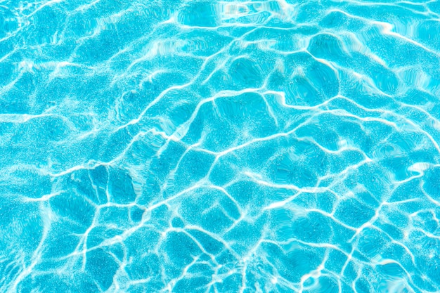 Resumen de la superficie del agua de la piscina y el fondo con el reflejo de luz del sol